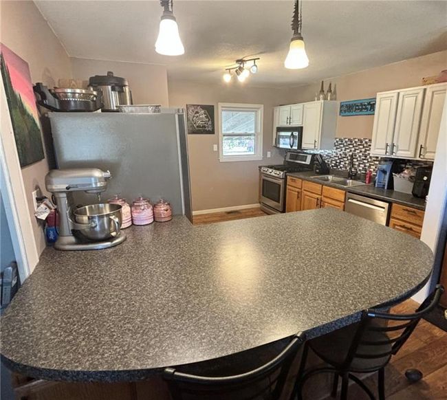Kitchen with stainless steel appliances, breakfast bar | Image 15