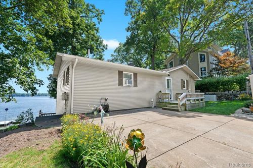978 Ridge Ct, Chelsea, MI, 48118-9322 | Card Image