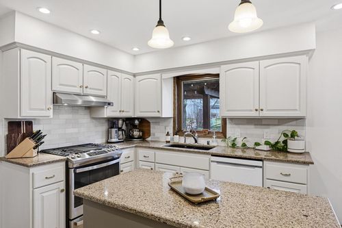 4390 S Longview Drive, New Berlin, WI, 53151 | Card Image