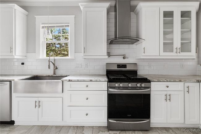 farmhouse stainless sink, pot filler | Image 13