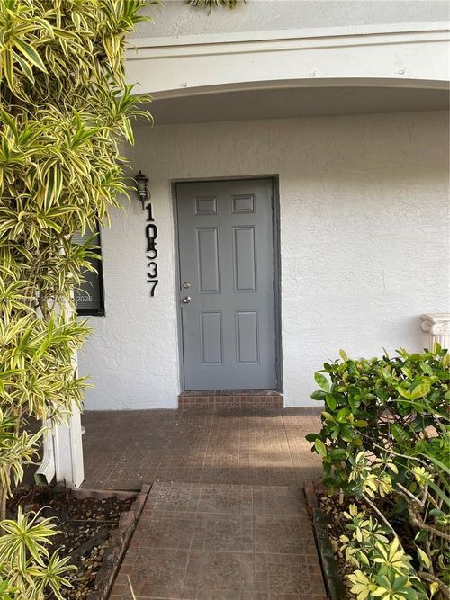 10537 Nw 8th St, Pembroke Pines, FL, 33026-3947 | Card Image