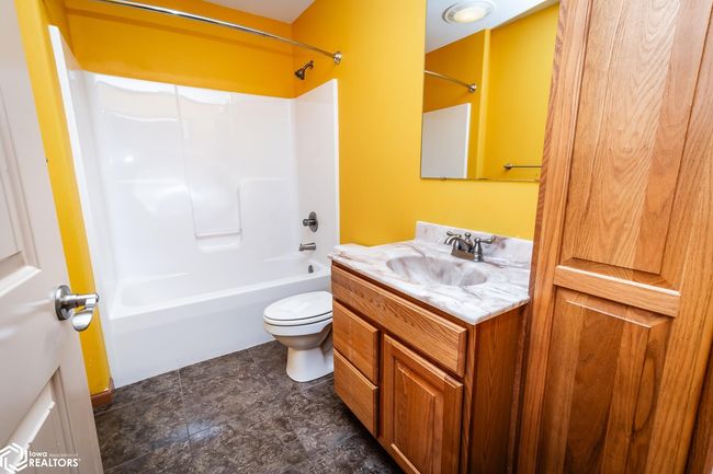 403 E Carleton St, House other with 6 bedrooms, 4 bathrooms and null parking in Toledo IA | Image 11