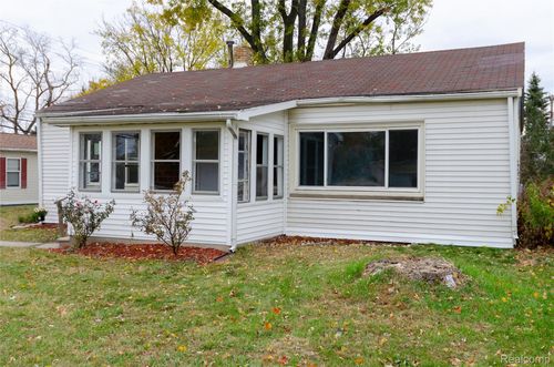 577 Peacock Ave, Pontiac, MI, 48340-2068 | Card Image