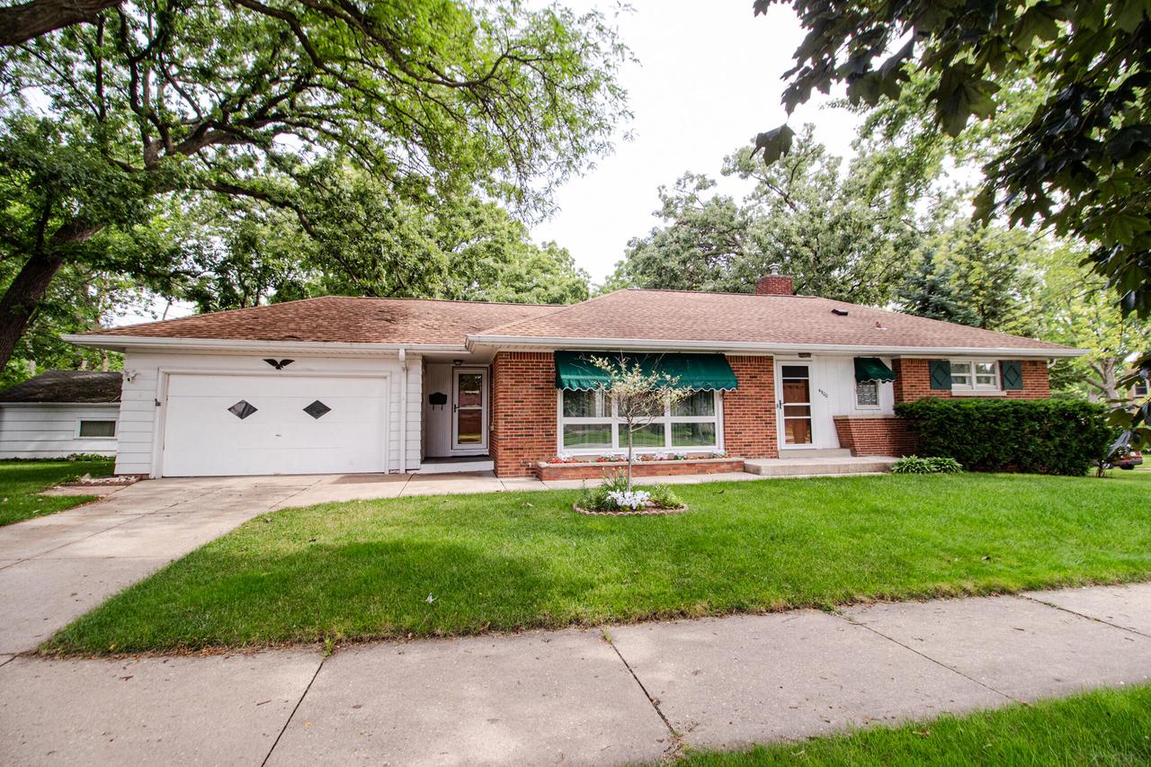 Cleveland Ave, Milwaukee, WI 53219