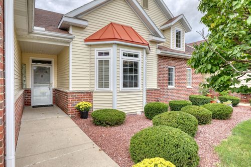 5271 S Acorn Ln, Greenfield, WI, 53221-3062 | Card Image