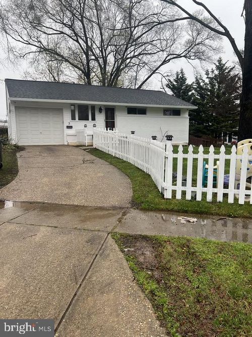 3 Lakecrest Cir, GREENBELT, MD, 20770-3335 | Card Image