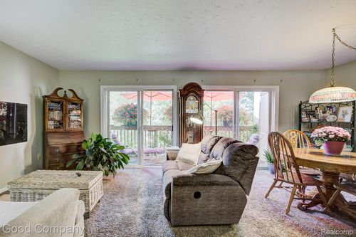 1578 Charter Oak Dr, Rochester Hills, MI, 48309-2702 | Card Image