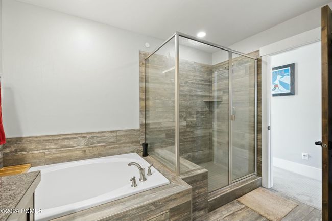 Primary tub and shower | Image 15