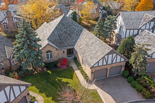 61 Berkshire Ct, Burr Ridge, IL, 60527-7933 | Card Image