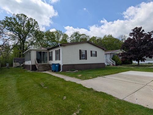 11 Fox Hound Ct, Grand Blanc, MI, 48439-8172 | Card Image