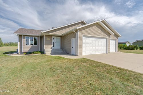 6923 Derek Dr, Bismarck, ND, 58504-9519 | Card Image