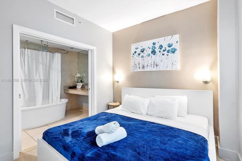 b205-1036 Ocean Dr, Miami Beach, FL, 33139-5014 | Card Image