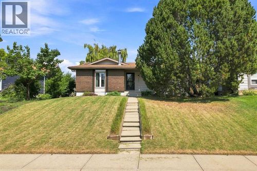 331 Queensland Cir Se, Calgary, AB, T2J4E3 | Card Image