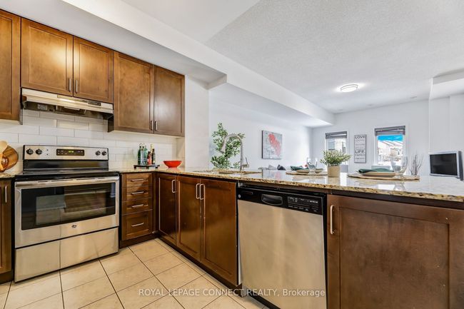 4 - 1050 Elton Way, House attached with 3 bedrooms, 3 bathrooms and 1 parking in Whitby ON | Image 17