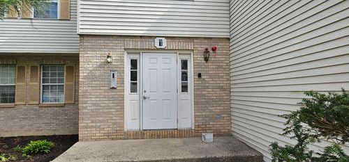 1d-1 Acorn Ln, Lake In The Hills, IL, 60156-1202 | Card Image