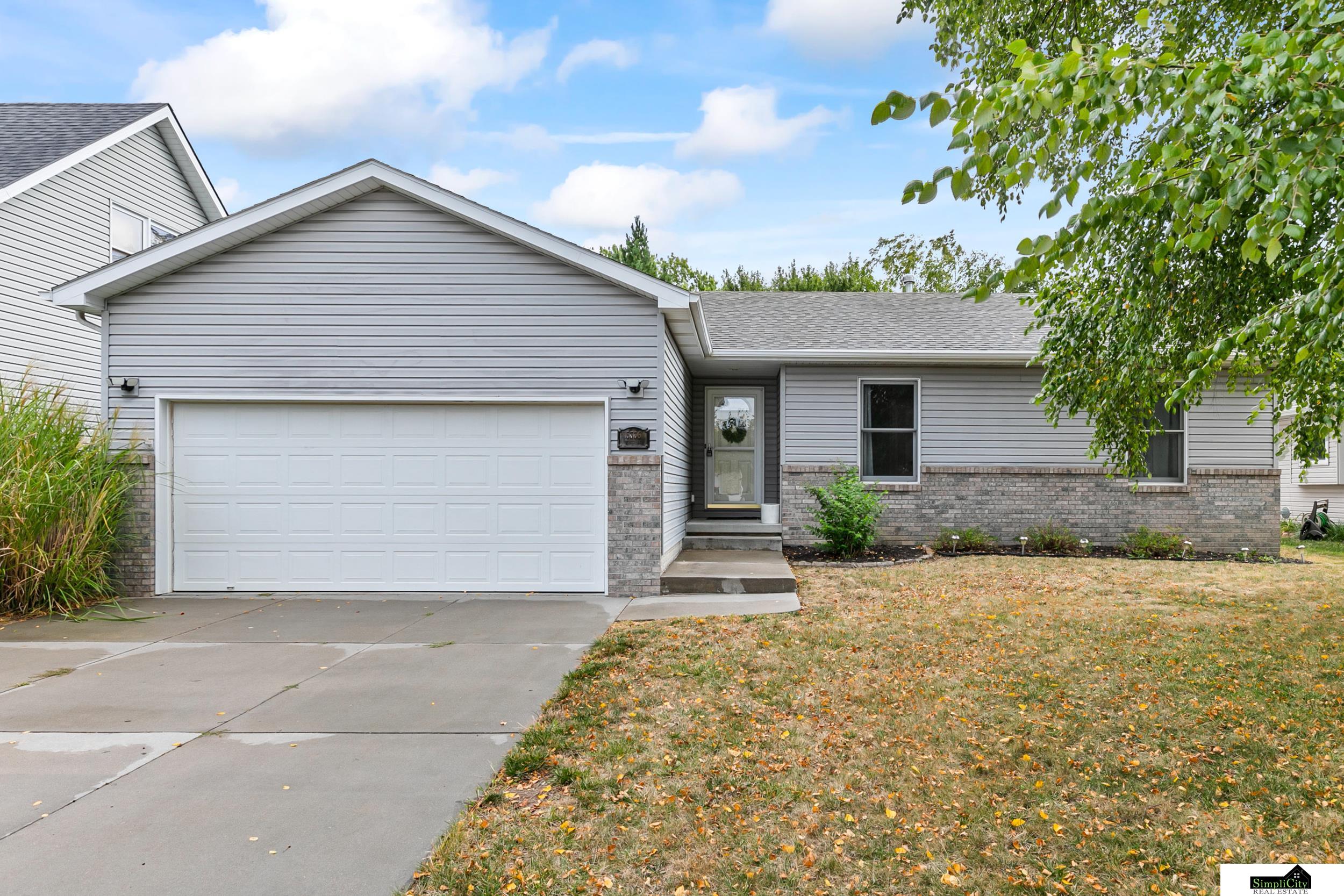 Hunts Dr, Lincoln, NE 68512