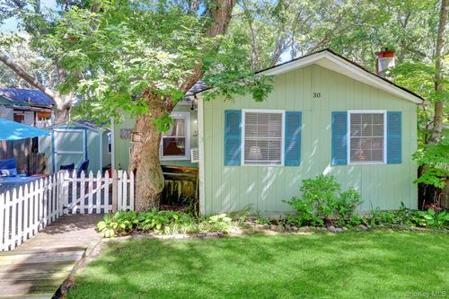 30 Neptune Pl, Baiting Hollow, NY, 11933-1269 | Card Image
