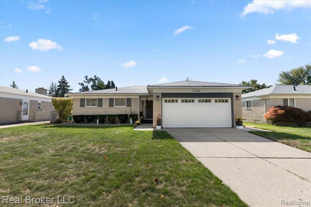 Iowa Dr, Warren, MI 48088