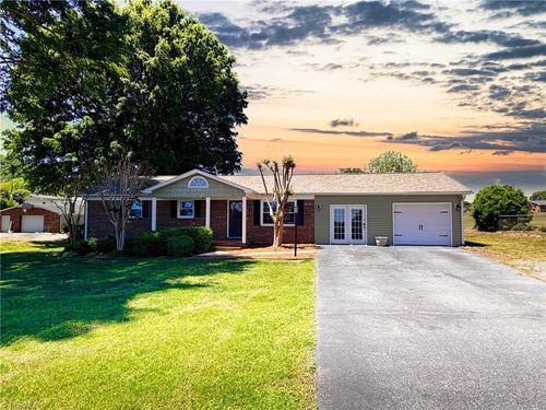3216 Country View Rd, Jonesville, NC, 28642-9423 | Card Image