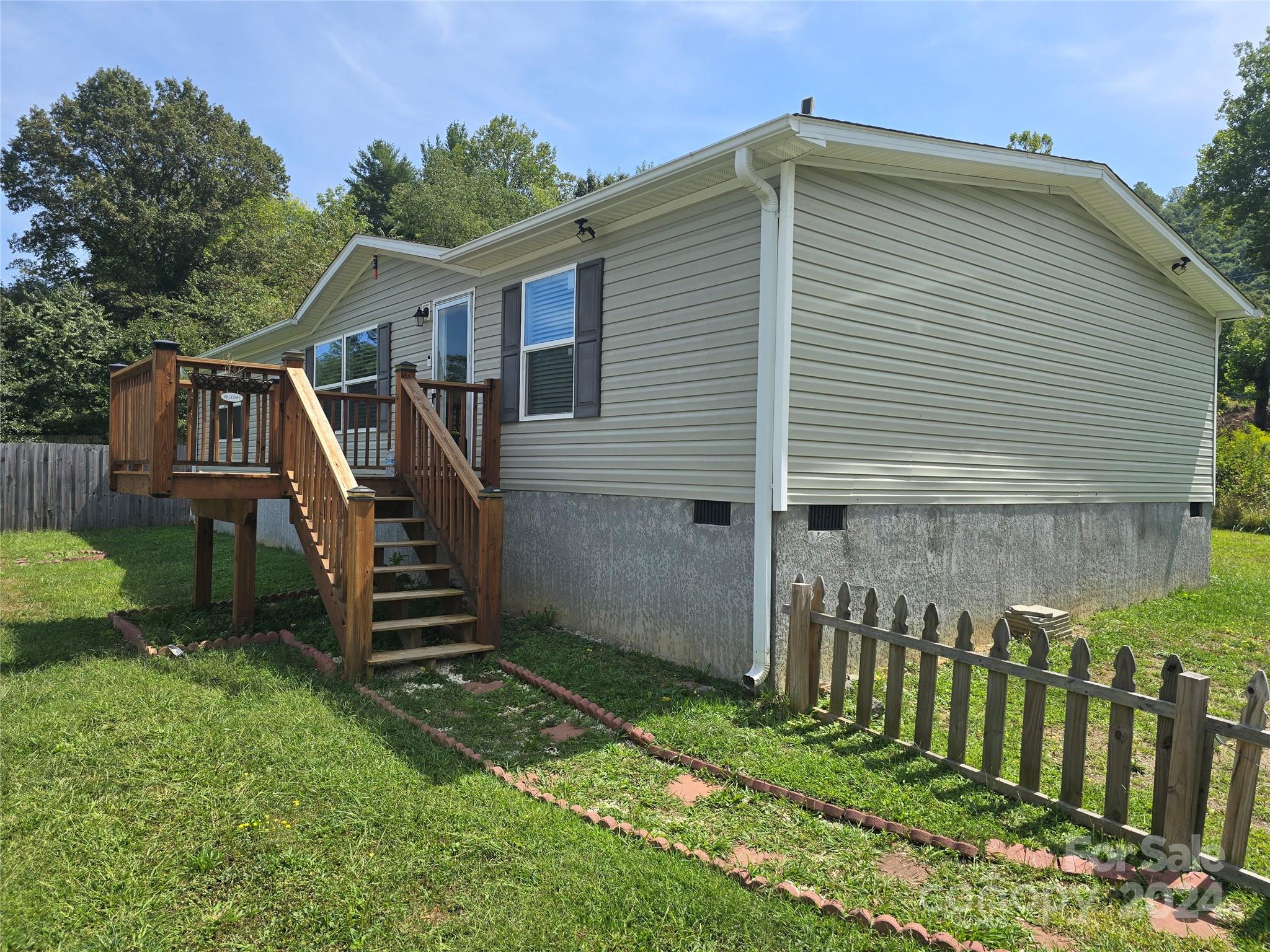Ernest Rogers Rd, Clyde, NC 28721