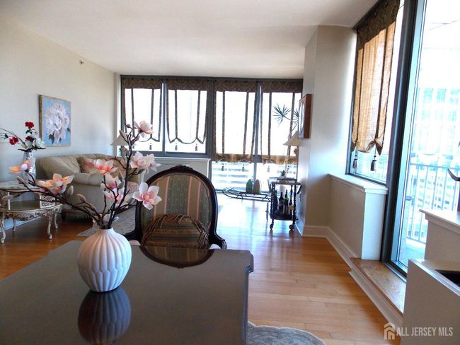 APT-1205 - 1 Spring St, Townhouse with 2 bedrooms, 2 bathrooms and null parking in New Brunswick NJ | Image 4
