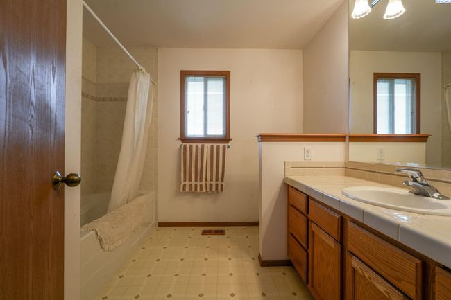 97010 W Good Rd, Home with 3 bedrooms, 3 bathrooms and null parking in Prosser WA | Image 19
