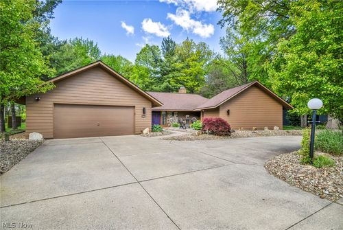 21903 Meadows Edge Ln, Strongsville, OH, 44149-2864 | Card Image