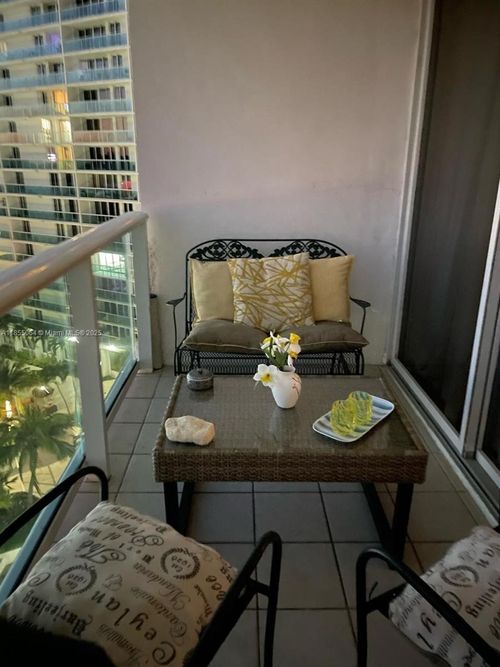 apt-917-100 Bayview Dr, Sunny Isles Beach, FL, 33160-4755 | Card Image
