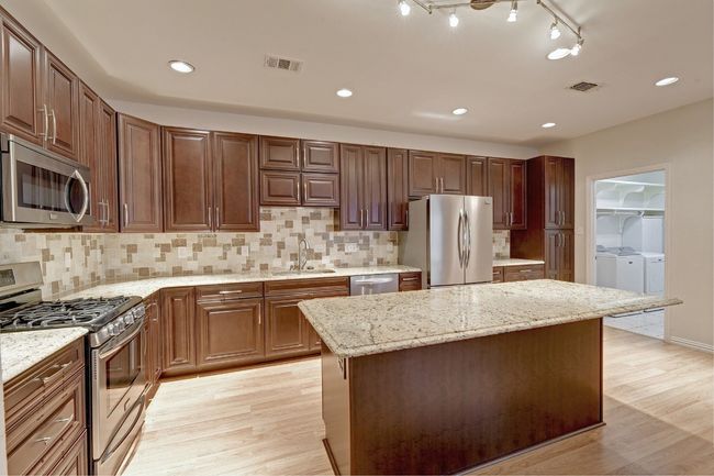 Fully equipped kitchen. | Image 8