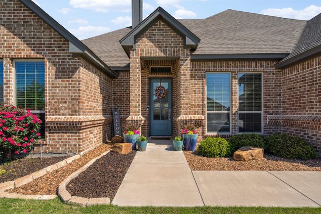 Beautiful curb appeal! | Image 4