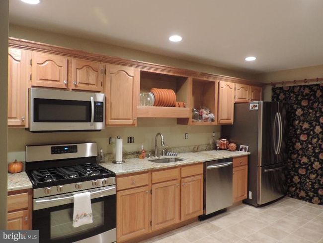 59 Sapphire Ln, Townhouse with 3 bedrooms, 3 bathrooms and null parking in Franklin Park NJ | Image 5