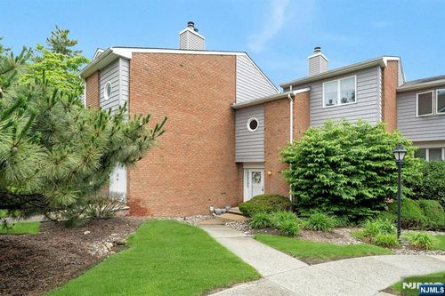 27 Sherwood Ct, River Edge, NJ, 07661-2400 | Card Image