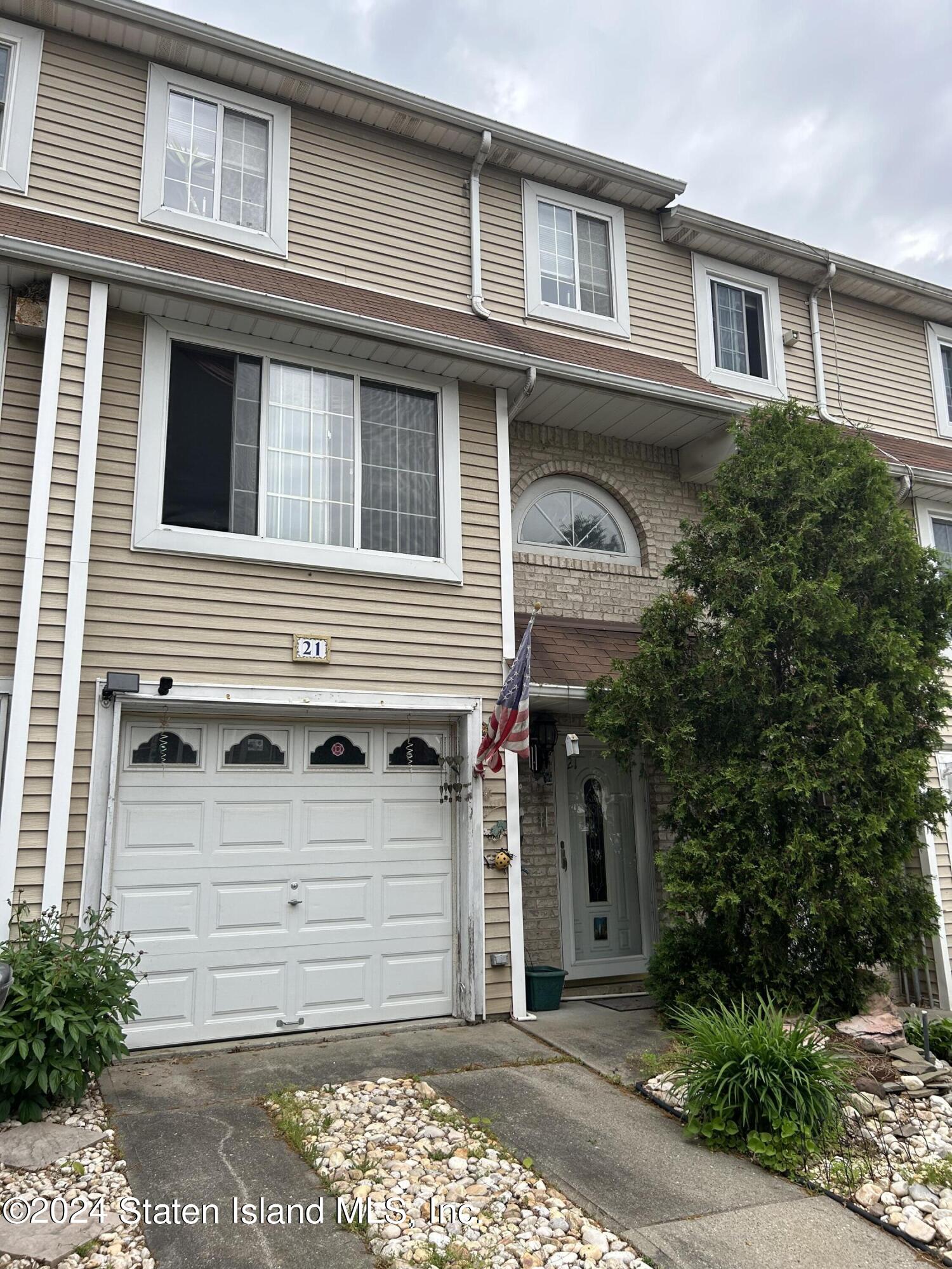 Claudia Ct, Staten Island, NY 10303