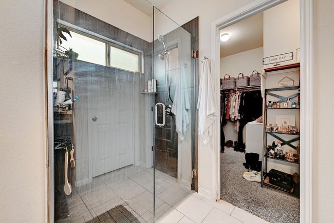 Large walk in shower | Image 11