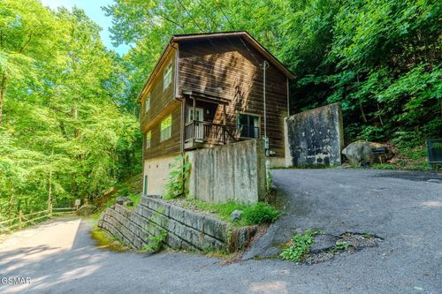933 Ski Mountain Rd, Gatlinburg, TN, 37738-3905 | Card Image
