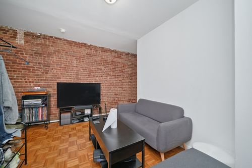 3a-335 W 43rd St, New York, NY, 10036-6442 | Card Image