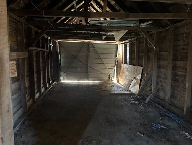 garage | Image 18