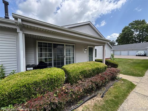 1041 Leisure Dr, Flint, MI, 48507-4058 | Card Image