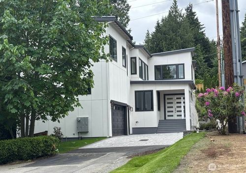 955 103rd Ave Se, Bellevue, WA, 98004-5085 | Card Image