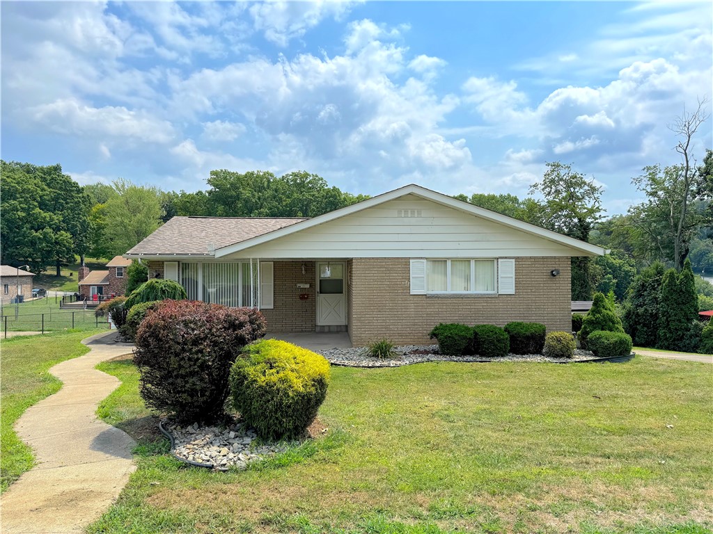 Delrose Dr, Monessen, PA 15062