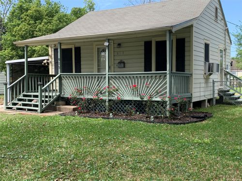 812 17th Ave N, Texas City, TX, 77590-5748 | Card Image