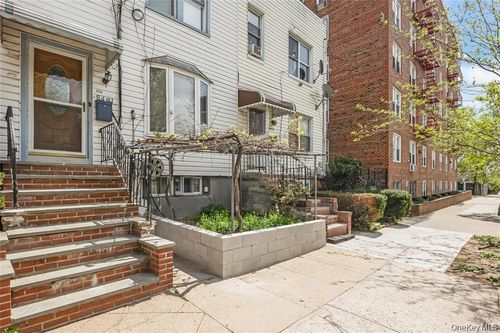 8481 127th St, Kew Gardens, NY, 11415-2826 | Card Image