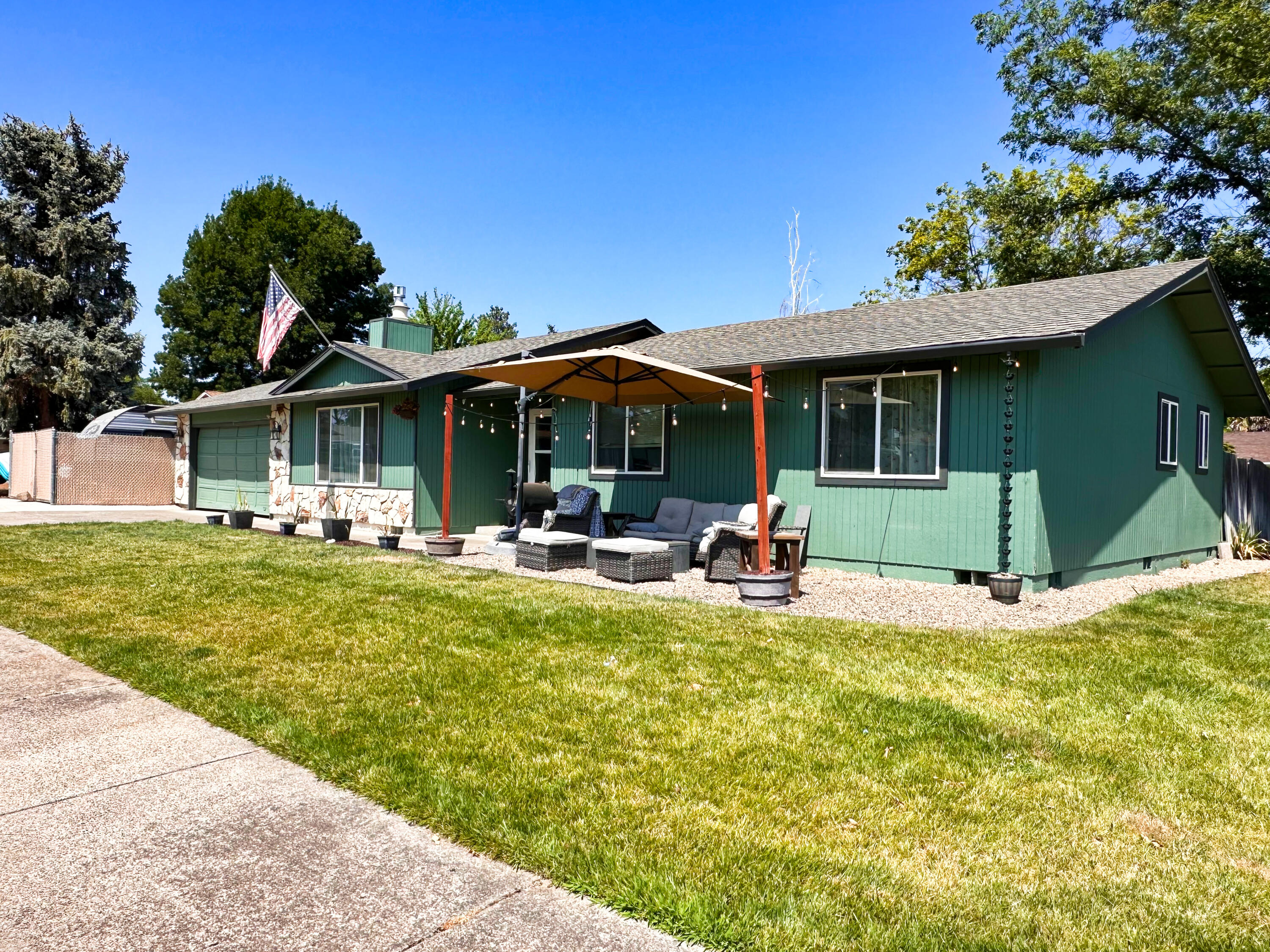 Lausanne Cir, Medford, OR 97504