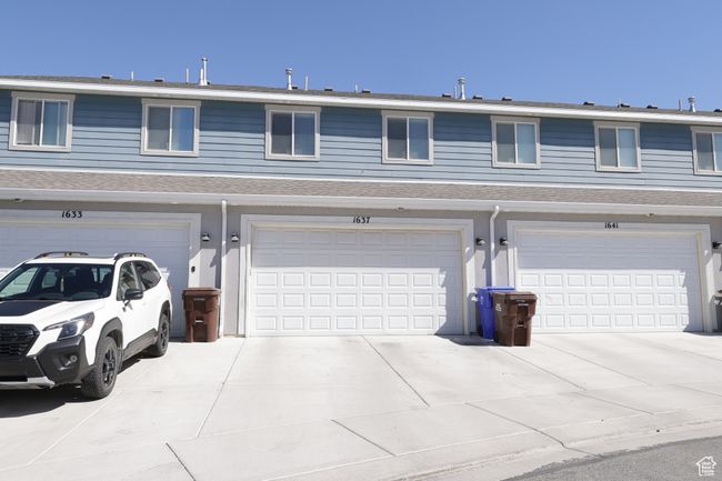 Garage with concrete driveway | Image 12