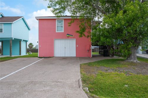 108 Port Ave, Rockport, TX, 78382-9407 | Card Image