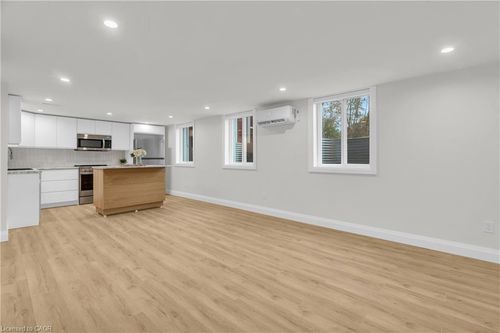 3-22 Ash St, Kitchener, ON, N2H6H8 | Card Image