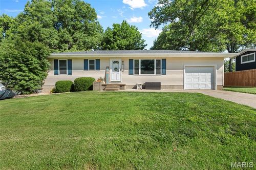 2109 Easy St, Highland, IL, 62249-2311 | Card Image