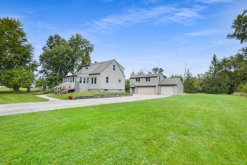 5116 W Elmdale Rd, Mequon, WI, 53092-4517 | Card Image