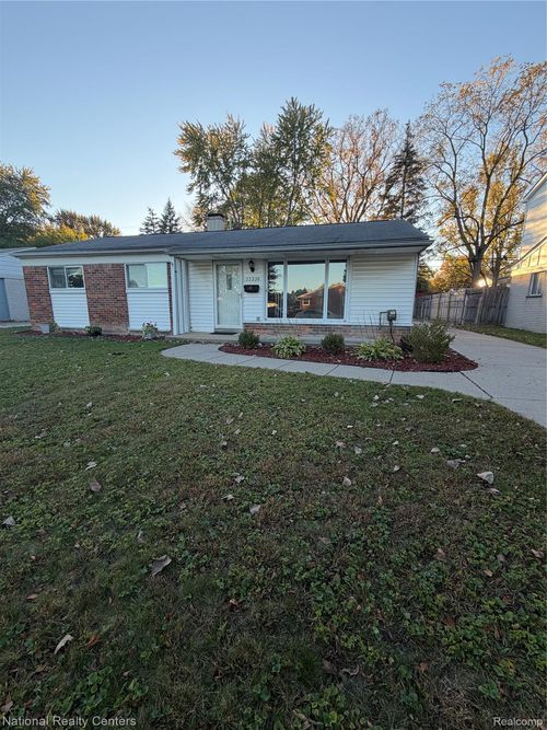 32339 Chalfonte Dr, Warren, MI, 48092-4311 | Card Image