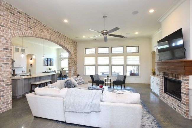 kitchen /TV room | Image 11